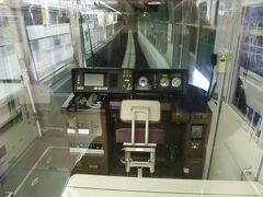 大阪モノレールの運転席は右側にあり、ワンマン運転です。