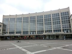 サラエヴォ中央駅

駅の前には大きな広場みたいなスペースがありますが
全く使われておらず、ただ広いだけです