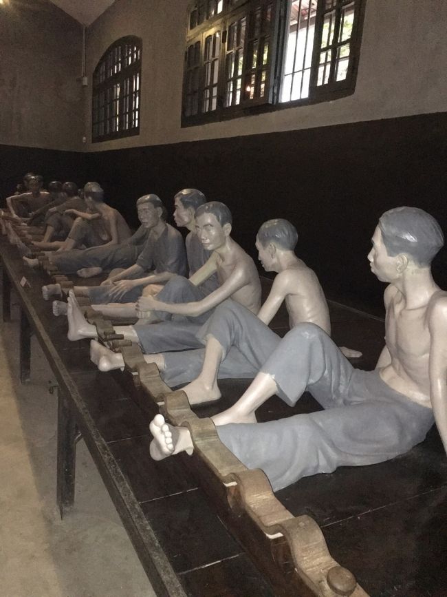 フランスがベトナム人を収容するために作ったらしい<br />片足を拘束されて劣悪な環境だよね