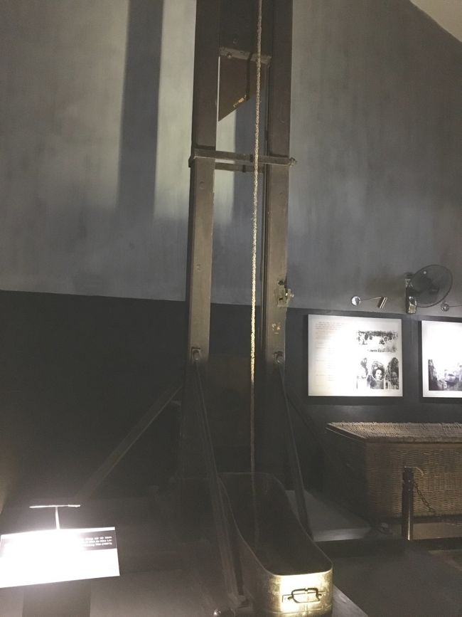 本物のギロチン台はちょっと怖かったです<br />これによって人が処刑されたかと思うと…