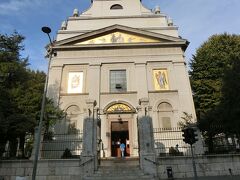 ちょっと通りを外れて、セルビア正教大聖堂へ。

いわゆるカトリックの教会とは見た目から異なります