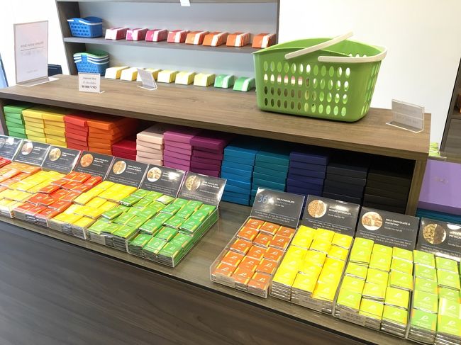 すぐ近くにあるチョコレート屋さんのPHEVA<br />会社へのお土産です<br />・個装であること<br />・怪しくないこと<br />・誰が食べても美味しいこと<br />・Made in その国<br />・高額でないこと<br />今回はすべてクリアしました<br />