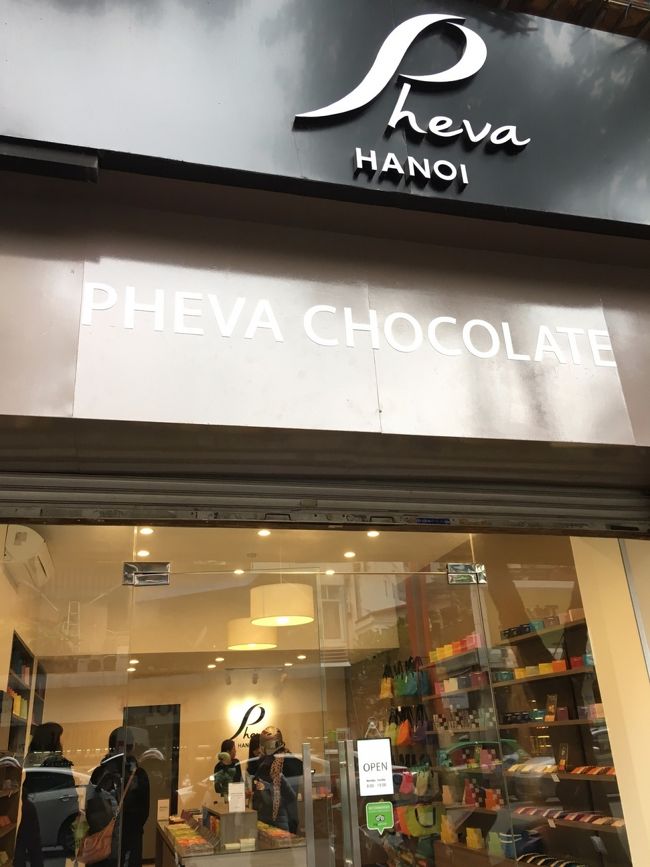 味見したら美味しいので自宅と妹にも買いました<br />色々な味を好きな色の箱に詰めます<br />１２個入り１６０Kドン