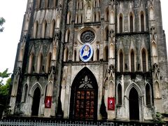 歩いてハノイ大教会に向かいました
残念ながら中には入れません