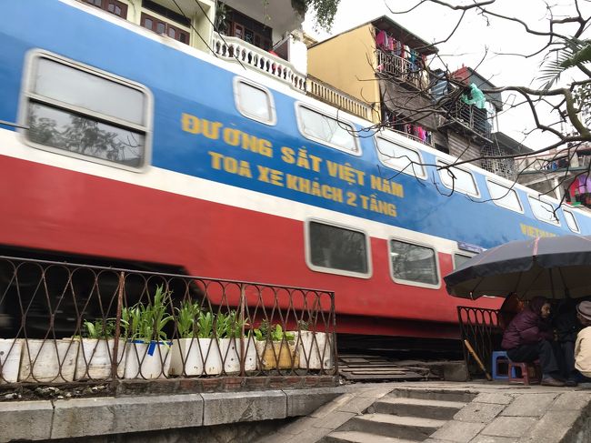 そんな時、すごい音の警笛が！<br />列車が走り去っていきました