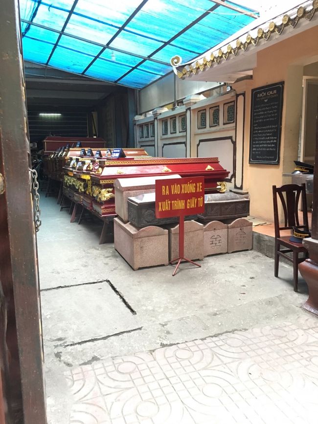 この辺りは葬式関係のストリートみたいですね<br />