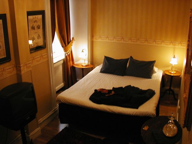 今夜の宿はガムラスタンにある、リカホテル・ガムラスタン。<br /><br />ストックホルム中央駅のインフォメーションで予約してもらった。<br /><br />こじんまりとした路地裏のホテルだが、落ち着いたきれいな内装である。