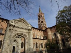 世界遺産サン・セルナン聖堂
11世紀のレンガ造りの傑作建築で、内部には彫刻を施したロマネスク様式の柱頭や11世紀と12世紀のタンパンがあり、地下納骨堂へ降りれば、聖遺物の宝物を見学できます