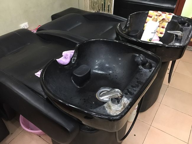 この洗面台に並んで洗髪<br />爪が痛い、寒い、お湯がぬるい。。。<br />ここは失敗でした<br />１人８０Kドンとはいえ