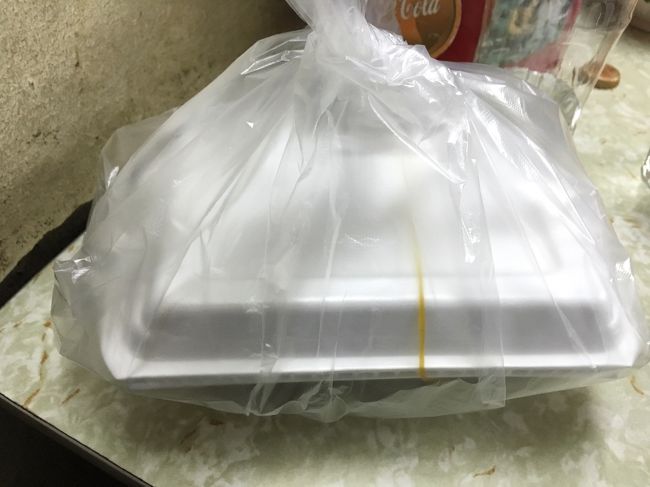 食べきれなかった春巻きはお持ち帰り<br />ワインのお供に