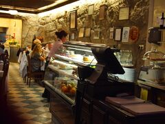 リスボンから　借りて　ポルト空港で　返すレンタルカー。
どちらも　空港で　借りて　空港で　ドロップ。
その方が　町の中　うろうろして　レンタルカー事務所　探すより　空港だと簡単に
見つかると思ったから、　それで　ポルトは　町中　クルマでうろうろしないつもりです。　
空港からタクシーも　簡単に取れる
ホテルに　チェックインすると
もう　暗くて　そのまま　レストランに

