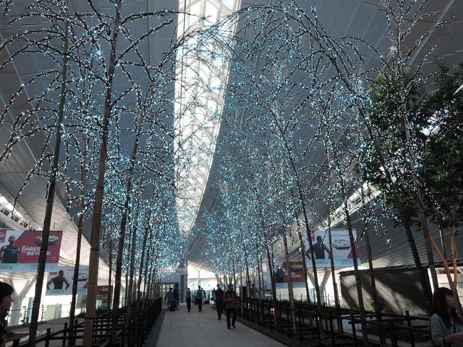 その後、江戸小路を冷やかし、ついでに展望デッキで飛行機を眺め、旅の気分を盛り上げます。<br />午後３時少し前にセキュリティチェックを受け、出国審査へ。<br />時間に余裕があったので、自動化ゲートの登録をした後に出国手続きを済ませ、カード・ラウンジへ。