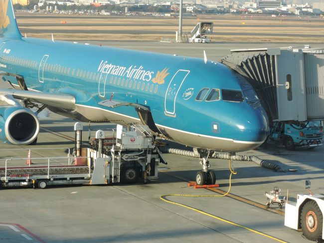 そろそろお時間ということで、指定のゲートへ移動。<br />ベトナム航空ＶＮ３８５便です。（Ａ３２１）<br />午後４時に搭乗し、ほぼ定刻通り４時３８分にテイクオフ！