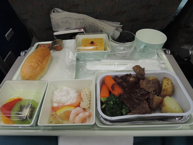 機内食は和食と洋食が選べましたが、洋食をチョイス。<br />シーフードマカロニサラダ、スライスビーフ、ポテト、野菜。<br />フルーツ盛り合わせ、パン、オレンジクリームケーキ。<br />とても美味しかったです。