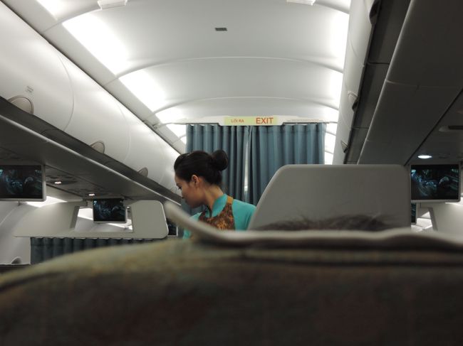 ブルーのアオザイが素敵なＣＡさんがサービスしてくれました。<br />座席はほぼ満席状態でした。