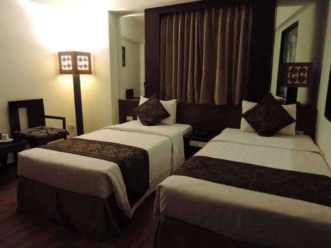 今回のホテルは、ホアンキエム湖に近い「ザーバオ（ギアバオ）・グランド・ホテル」です。<br />午後１０時過ぎにホテル到着。<br />部屋は広々して静かでよかったのですが、シャワーのお湯の温度が利用が集中すると下がってしまうので困りました。(^-^;<br />旅の疲れもあり、今晩は外出しないでお休みなさい。(-_-)zzz<br /><br />