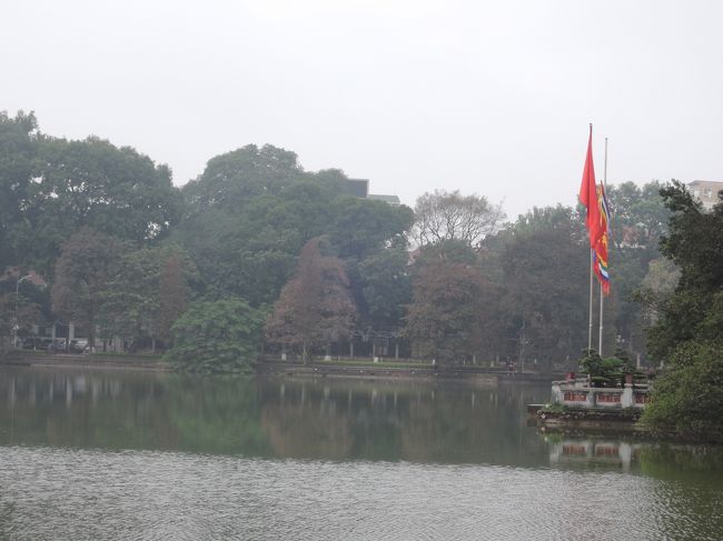 今日はハノイ市内観光ですが、集合時間の８時までまだ少し時間があるので、ホアンキエム湖まで散歩しました。