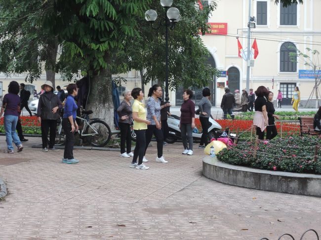 日曜日の朝から地元の人たちがいろいろエクササイズなどをしていました。<br />