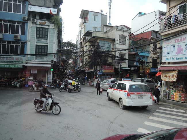 時間通り午前８時にバスが迎えに来て、いよいよ市内観光へ出発！<br />まずはホーチミン廟を目指します。<br />残念ながら館内は撮影禁止とのことで、バスにカメラを置いて観光したので、ホーチミン廟、ホーチミンの家、一柱寺は写真なしです。<br />ホーチミン廟は樹木や花がきれいに手入れされていて、ホーチミンさんも衛兵に守られて、今でもベトナムの人々に愛されているのがよく分かりました。