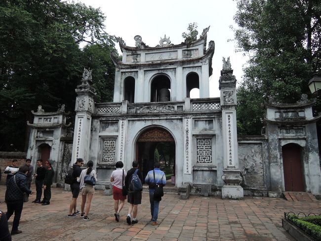 続いての観光は「文廟」です。<br />バスの中で日本語ガイドのフェンさん（３０代・女性）が、アオザイを着た学生さんと記念写真が撮れますとの話に、急にテンションが上がるのはなぜ？！(^O^)／