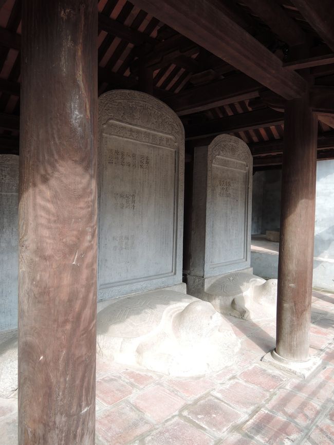 亀と石碑のモニュメントは「永遠の知識」を意味しているそうです。<br />学業成就を願うベトナムの学生が、亀の頭をなでて願いを唱えるそうです。