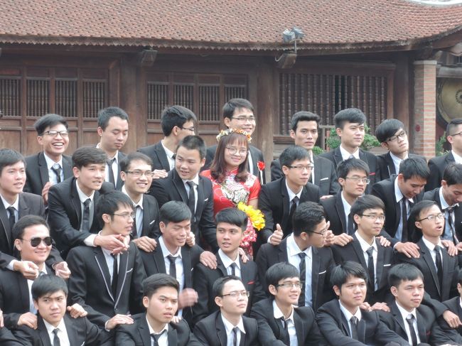 なぜか境内で若者たちの集団が記念撮影をしていました。<br />結婚式？？