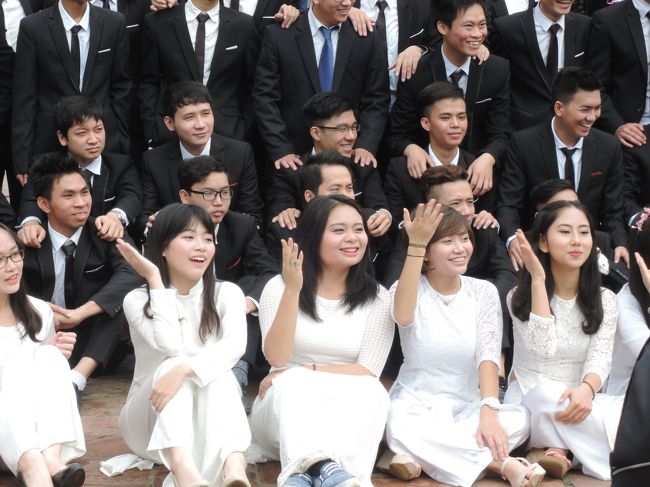 白いアオザイの女性たち。<br />ベトナムという国の若さ、エネルギーが感じられました。（ちょっと大げさかな）