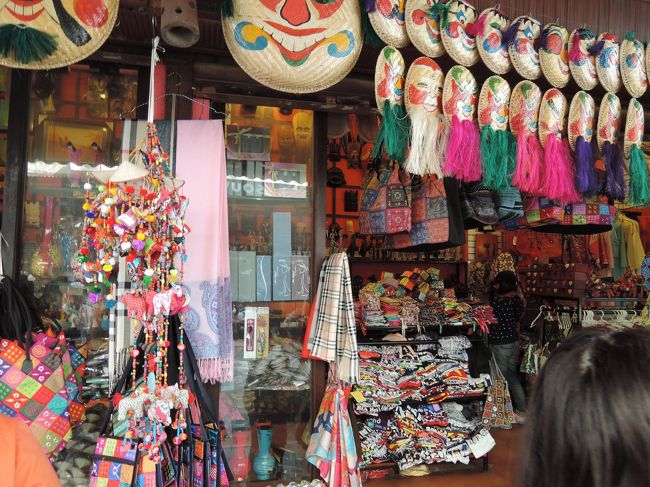 ホアンキエム湖も少し観光し、散策もそこそこにお土産屋さんへ。<br />つれあいは何やらいろいろ買っているようですが、こちらは広げると立体的になる切り絵を２ドルでお買い上げ。<br />