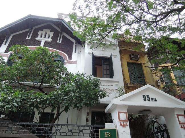 午前１１時半に昼食のためレストランへ。<br />素敵な外観です。