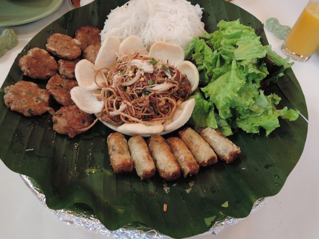 ベトナム料理では鉄板でしょうか、揚げ春巻きはどこでも出たような。<br />一緒のツアーの人たちと楽しくおしゃべりしながら食事ができました。<br />なおレストランは後でガイドブックで確認すると「シーズンズ・オブ・ハノイ」でした。ベトナム外務省御用達のレストランだそうで、格安ツアーで連れてきてもらえてちょっとビックリ。
