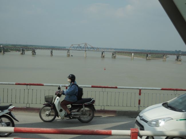 昼食後は、陶器の里バッチャン村へ。<br />１２時５０分にハノイを出発し、約３０分で到着。<br />