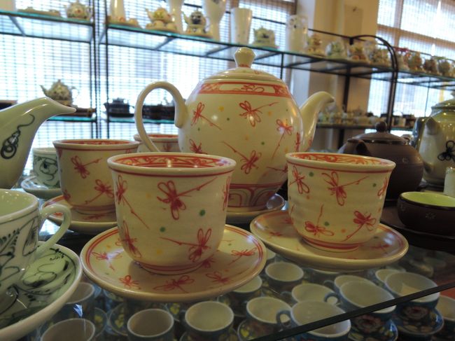 工房等の見学後はショップで陶器の品定め。<br />もちろんアオザイを着た店員さんがぴったと寄り添いセールス・トークのシャワー。<br />陶器に藤を編み込んだ鍋敷きを購入。ディスカウントの代わりに箸置き２つで手打ち！<br />集合時間までお茶のサービスで時間をつぶす。<br />