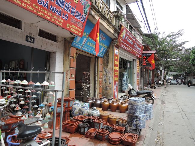 メイン・ストリート沿いには陶器のショップが無数に立ち並んでいます。<br />結局、バッチャン村には午後１時３０分から１時間ほど滞在しましたが、陶器の里というイメージとはちょっと違う感じでした。