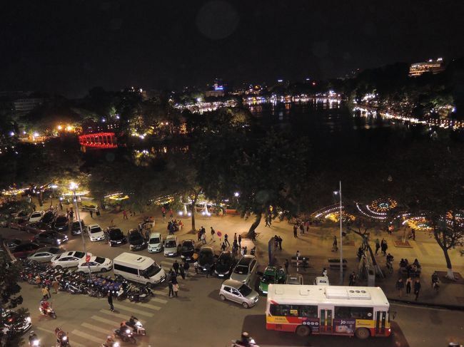 スーパーで買い物後、ホアンキエム湖へ。<br />ガイドブックによく載っている「シティ・ビュー・カフェ」へ行きます。<br />１階でアオザイ姿のスタッフがどのお店へ行きたいかを確認して案内してくれます。<br />階段ではなくエレベーターで一気に５階へ。