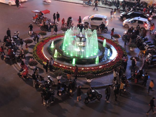 店内は夜景がよく見えるテラス席はほぼ満席でしたが、幸いホアンキエム湖をよく見える席が空き座ることができました。<br />昼間天気が良かったせいか、夜間でも気温がそれほど下がらずテラス席でも寒さを気にせず夜景が楽しめました。