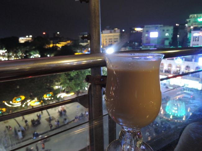 ホットのカフェラテがとっても美味しい！<br />ハノイの夜が少しずつ更け往く・・・。<br /><br />明日はいよいよ世界遺産ハロン湾へ。