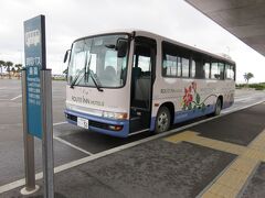 昨晩は真っ暗で何も見えませんでしたが車窓からは石垣島の全容が見えてきました。
順調に石垣島に到着しました。
ここで予約していたレンタカー屋さんに電話。
空港まで迎えに来てくださってレンタカー屋さんまで移動します。