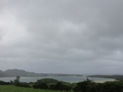 川平湾がドーン！と望めます。
青い空、青い海の景色をお届けしたかったです．．．