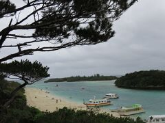 川平湾を囲むようにぐるっと車を走らすと川平集落の外れに川平公園があります。
公園の共同駐車場から公園内の遊歩道を歩くと突き当りに展望台があります。
“ミシュラン・グリーンガイド・ジャポン”で三つ星を獲得した絶景です。
