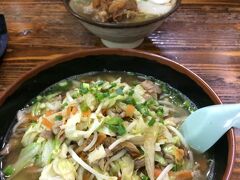 夕飯は、車で花織そばにしました。

私は野菜そばにしました。すごい量です。

旦那は裏切って、普通の花織そばだったかと。

夕飯で二人で２０００円未満で腹一杯に。