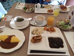 朝食は宿泊プランに朝食券がついていたので、
有名なベルでマールの朝食にしました。
かなり遅く行ったのですが、それでも１５分くらい待ちました。

有名なオムレツも食べました。
おいしいと思いますが、普通の朝食のオムレツです。
（まあ、普通が一番難しいとは思います）
デミグラスソースがあるのが、人気の秘訣なのかもしれません。