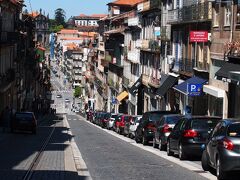 サント　イルデフォンソ教会の斜め前の坂道。（R　de 31 de Janeiro 道）
日曜だから　ほとんどのお店　閉まってる。
なので　レロ・イ・イルマオン書店
世界一綺麗とされる本屋さんも　やすみーー
残念。