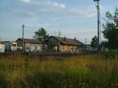 旭川駅を経由して富良野線で美瑛駅に着きました。すでに空は夕焼けです。