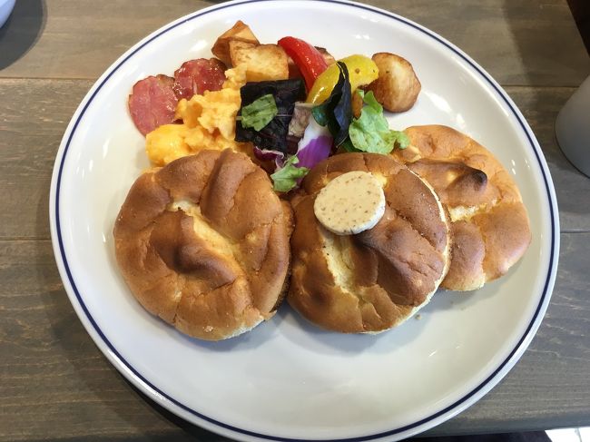 最後に立ち寄ったのが「湘南パンケーキ」<br />久しぶりに行ったら店舗拡大で席数が増えてました。お惣菜系パンケーキ。激ウマでした〜。