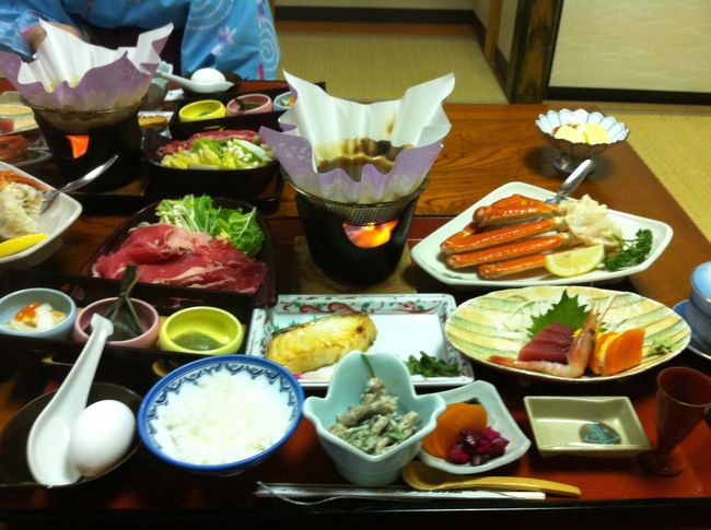 みゆき別館に宿泊。<br />宿泊者には、好きな浴衣と帯を受付で選ばせてくれます。<br /><br />着替えて、外に出ても良いのですが寒すぎて断念。<br /><br />写真は夕食。お部屋で食べられますが、超豪華！<br />これ以上食べられません…と言うほどバッチリ食べました。<br />中居さんも気さくで、リラックスして過ごせます。