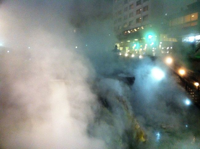 夕食後は、夜の湯畑へ。<br /><br />物凄く寒かったです…湯気の様子からも寒さの度合いがお分かりいただけるかと思います。<br /><br />湯畑の脇に、足湯があるのでそこで温まるのがお勧めです。<br />ただ、お湯がかなり熱いので浸かっている部分は真っ赤になります。<br />数分すれば、かなり温まり小汗をかきました。