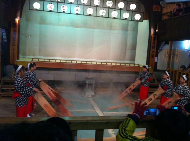 二日目は、湯もみを見に行きました。<br /><br />湯もみの実演の前には、草津民謡？のような歌と踊りが、大ベテランと思しき方々により披露されます。<br /><br />湯もみは、個人的に最後のお湯のかき回し方にテンションが上がりました。<br />先着で、湯もみ体験もできます。<br /><br />ここは、いくと必ず見に行きますね〜。
