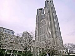 新宿住友ビルに建つ玉ちゃんの像。
その視線の先に在るモノは…、それは、東京都庁。

都庁が新宿にあるのは知っていたが、実はソレが何処にあるかなんて今まで気にも留めたことが無かった。

折角の機会なので予定外だが都庁の展望室にも登ってみよう…という事で都庁へと向かったのだが、行ってみてびっくり。
そこは、日本ではなかった！