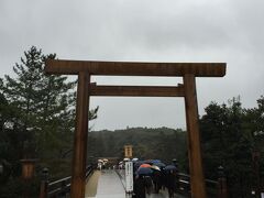 雨の中ですが神宮へお参りにきました。やはりここから先の空気は違うように感じられます。