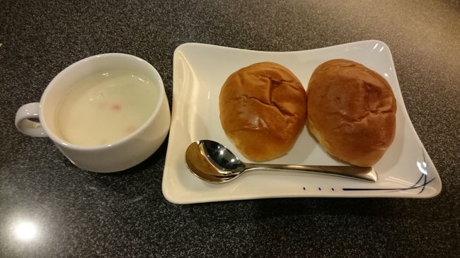 クラムチャウダースープにロールパンを頂きます。